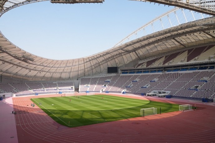 体育-海港全队于今天上午出现在哈利法国际体育场，开启冬训首堂训练课