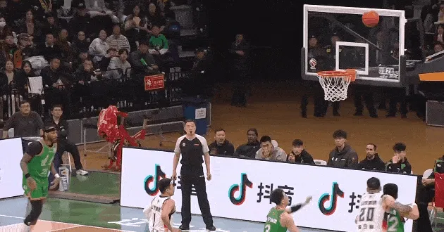 体育-赵继伟抢篮板造成高诗岩犯规，随后两罚全中辽宁反超山东
