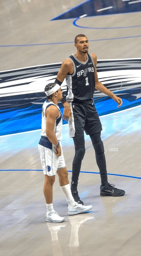 开云电竞官网-误入巨人国！Memes晒内姆布哈德和文班亚马的身高对比