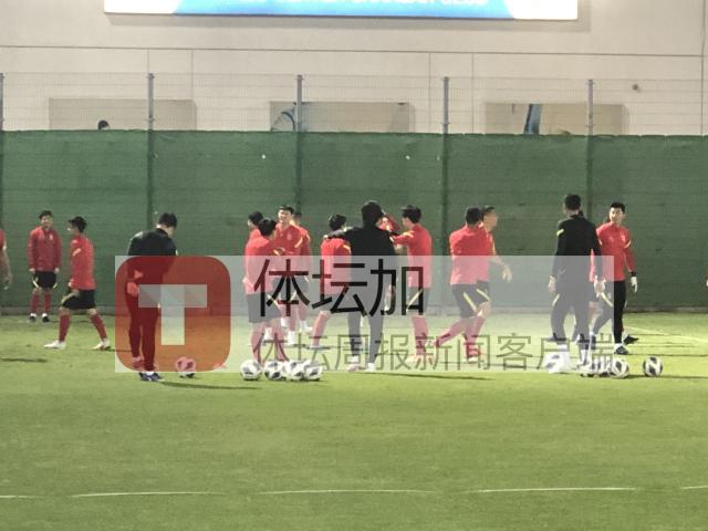 开云电竞-最后一练放弃踩场  ​国足弃五后卫打法演练定位球